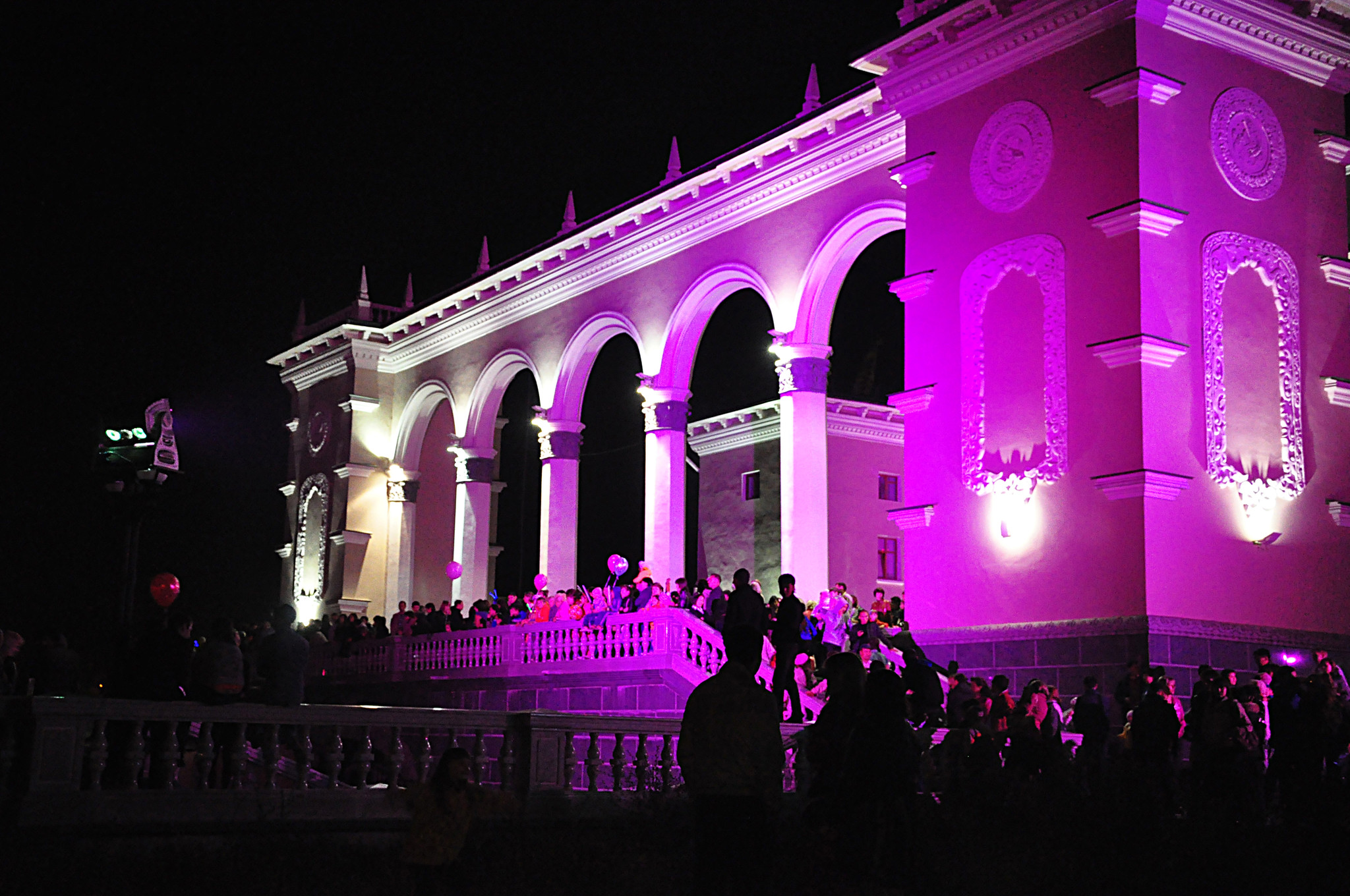 Фиолетовые подсветка театра города