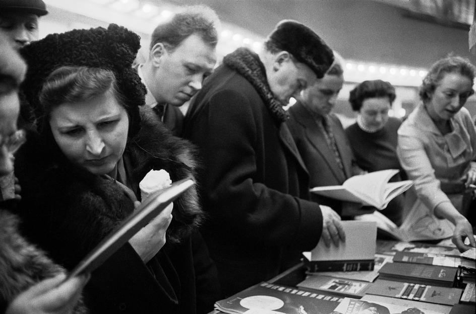 Фото 1958 года. Москва 1958 год, фотограф Эрих Лессинг. Москва 1958 год. Чтение в СССР. СССР читающая Страна.