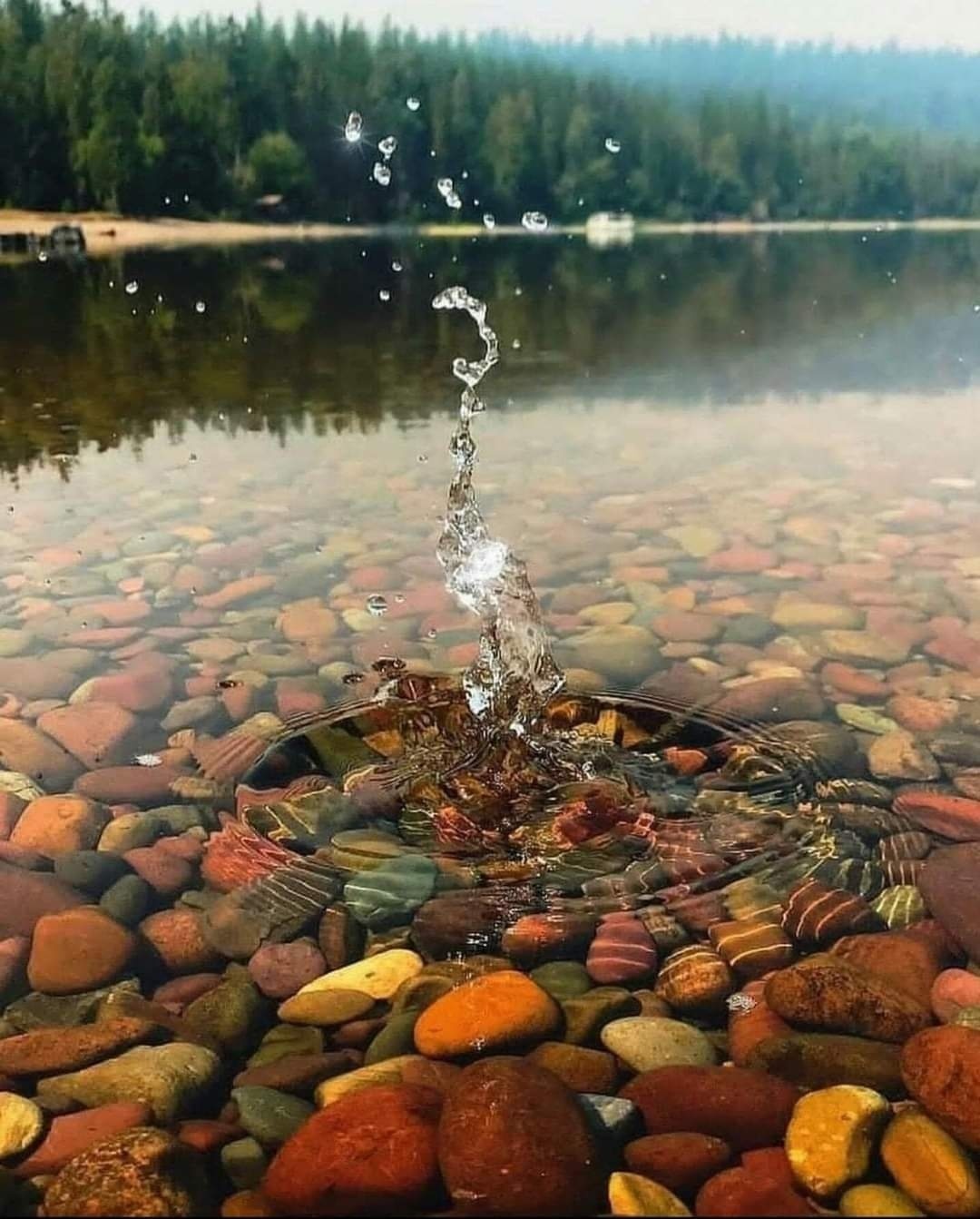 Отражение камней в воде