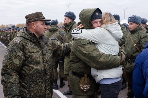 💫

Читала и слёзы наворачивались. Матушка Иеронима из Дивеево прислала.. 
«Вернулась из магазина вся в слезах и соплях... 
Какие же у нас люди всё-таки! Таких нигде нет больше. 
 
Рассказываю. Стою на кассе в Магните, как раз моя очередь, сзади человек пять. Заходит парень военный, сразу к кассе, спросил есть ли какие-то сигареты. Кассирша сказала есть, я предложила ему купить передо мной, без очереди. И тут влетает в магазин какой-то мужик, орёт: "Народ, там пацаны наши военные, я сейчас быстро им сладостей наберу, пропустите меня без очереди, а то уедут". 
Ну, мы, бабы, закудахтали сразу, кто-то на улицу выскочил, заскочил, крикнул, что там два автобуса сбоку стоит... 
 
И тут народ побежал. Хватали кто что - печенье, конфеты, сигареты блоками, упаковками воду, фрукты. Кассирша со скоростью звука пикала, всё бегом в руки загребали и к машинам. Администратор побежала в подсобку, выскочила с какими-то коробками, тоже к ним. Мальчишки-военные обалдели от этой движухи, они, оказывается, заскочили по-быстрому сигарет купить и вот это всё, не предполагалось вообще!!!! Некоторые на другой стороне, машины бросали и бегом кто к военным, кто в магазин. Ребята отказывались, жутко стеснялись, постоянно "Спасибо" говорили. Господи, да какое "спасибо", это мы должны спасибо говорить им. Я пообнимала всех, до кого дотянулась 
 
Они поехали, люди их вслед крестили стояли. Я с какой-то женщиной ещё постояла, поревели, пока мой таксист (вообще забыла, что меня такси ждёт) не подошёл и не рявкнул нам: "А ну прекратили ныть, нечего раньше времени хоронить всех, всё нормально будет". 
 
Вот она - русская душа и русский Мир! Разве можно победить такой народ? ️ Храни, Господь, наших героев и Матушку Россию! 
Победа будет за нами!»
(инет)