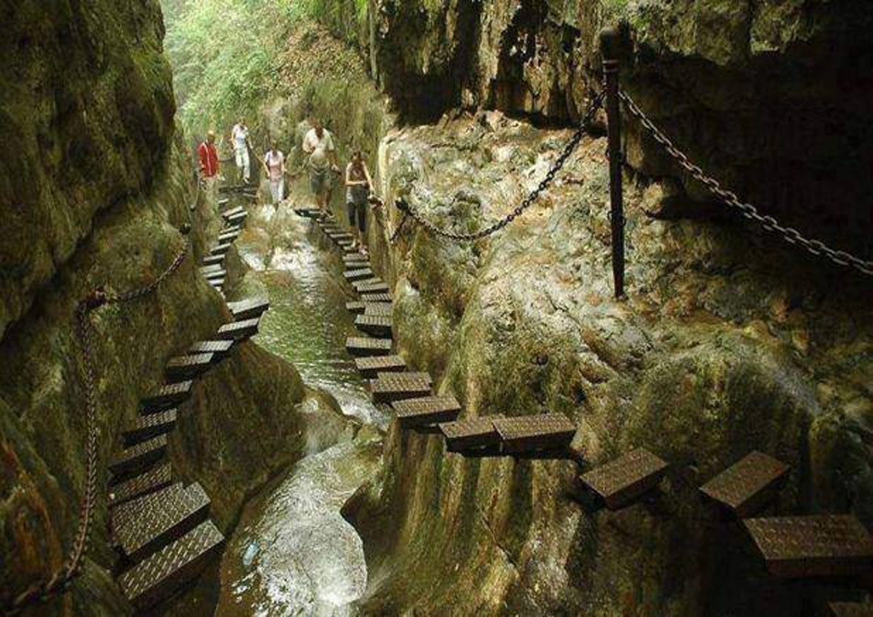 Мир ступеней. Лестница на горе Taihang в провинции Шаньси, Китай. Горы Хуаншань, Китай. Винтовая лестница в горах Тайхан в Китае. Хребет Тайханшань винтовая лестница.