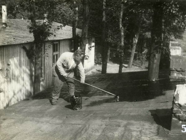 Русские эмигранты, жившие в замке Сен-Мишель-сюр-Орж, подаренном англичанкой г-жой Лумис, во Франции 1932 год.
Как и все французские замки Сен-Мишель-сюр-Орж был окружен громадным парком. На кухне хозяйничают казачьи офицеры. В прачечной - князь и вдова генерала Никифорова. Полковники, графы, князья - все жили большой общиной и не гнушались никакого труда.