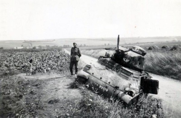 Брошенный экипажем французский средний танк Somua S35 бортовой № 22378 с разорванным стволом пушки. Также на башне видны пробоины и следы попаданий снарядов.Время съемки: 1940 год.