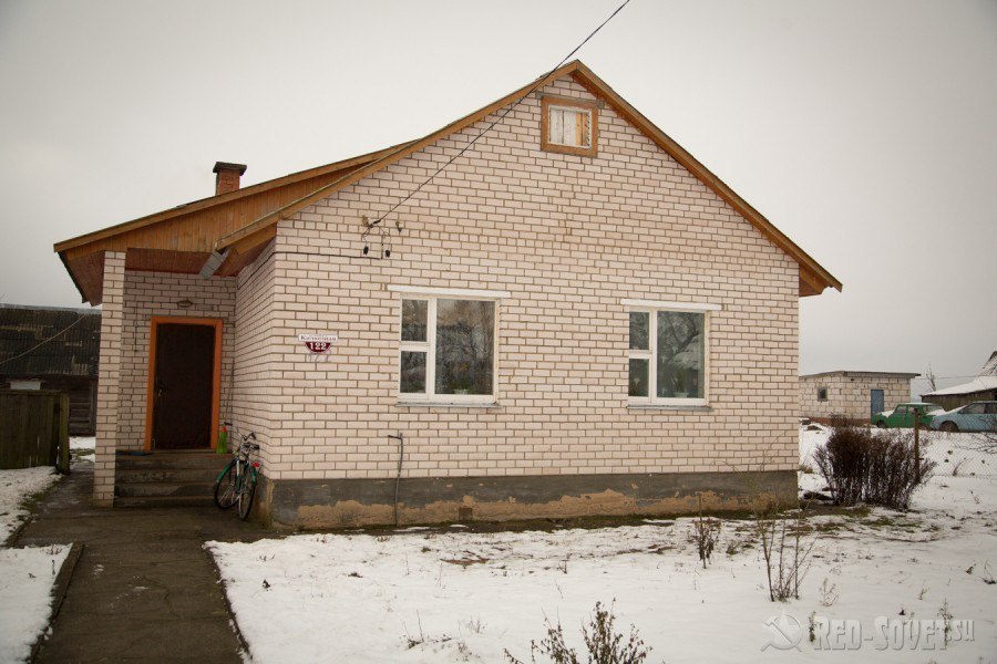 Дом в деревне в минской. Агрогородок дом в Белоруссии. Колхозные домики. Дом в колхозе. Президентские домики.