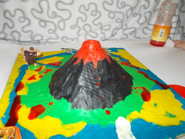 Макет вулкана своими руками 5 класс. Макет вулкана Везувий. Поделка макет вулкана. Вулкан из пластилина. Макет горы из пластилина.