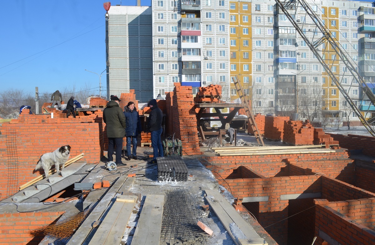 Московский комсомольск. Строители строят. Строящийся дом. Стройка семья. Микрорайон Дружба Комсомольск-на-Амуре.