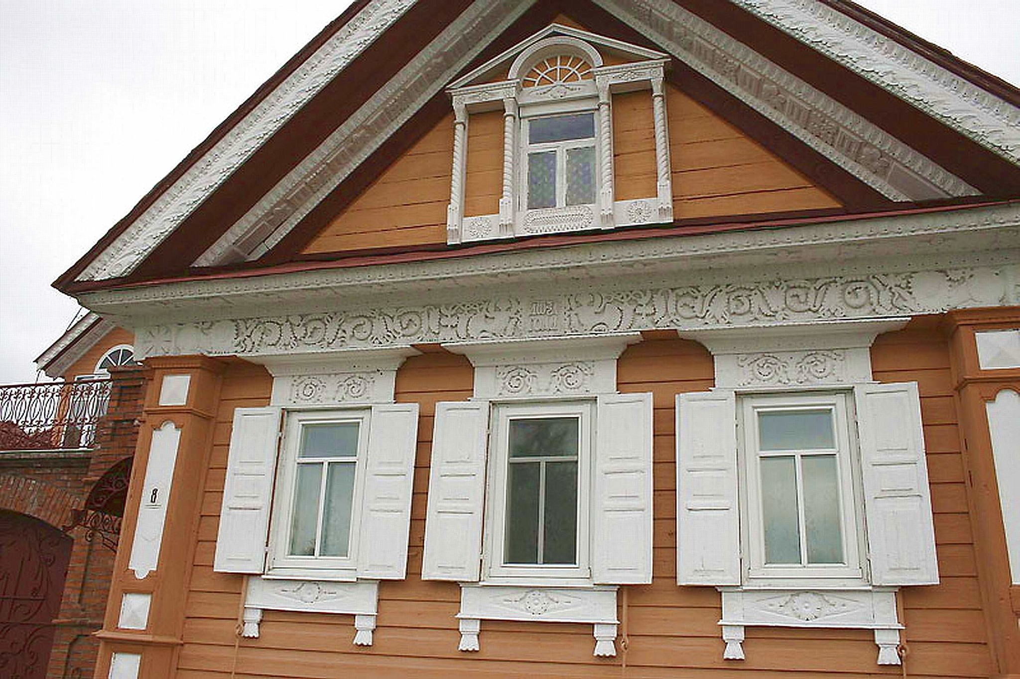 деревянные карниз на фасаде дома